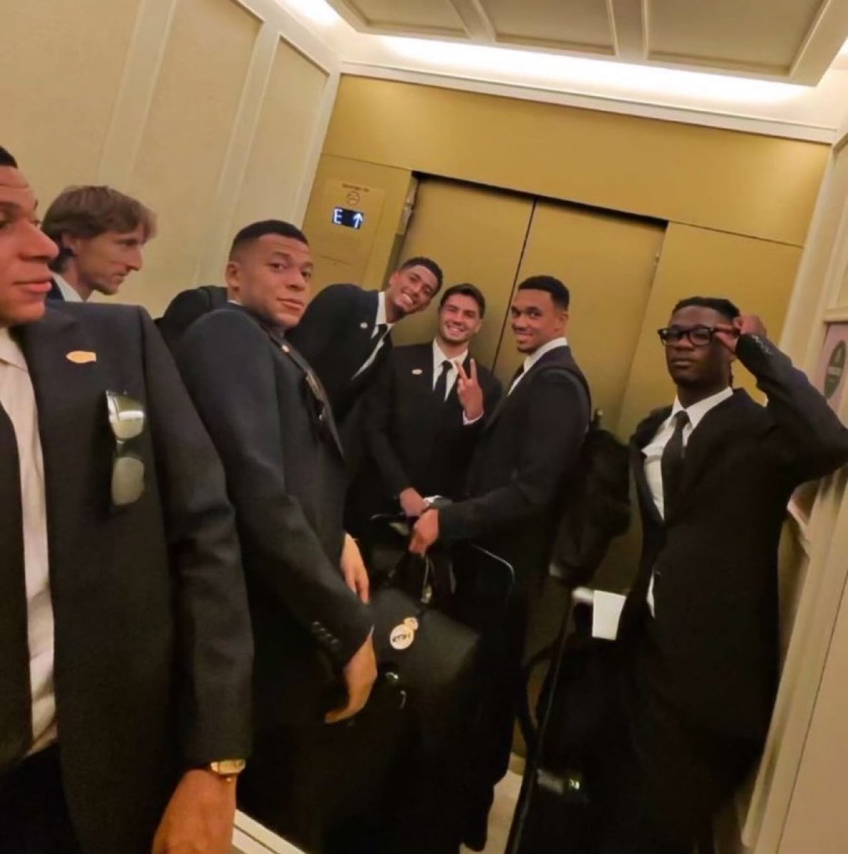 Foto histórica porque coño hay dos Kylian Mbappé JAJAJAJAJAJAJAJAJAJA.
