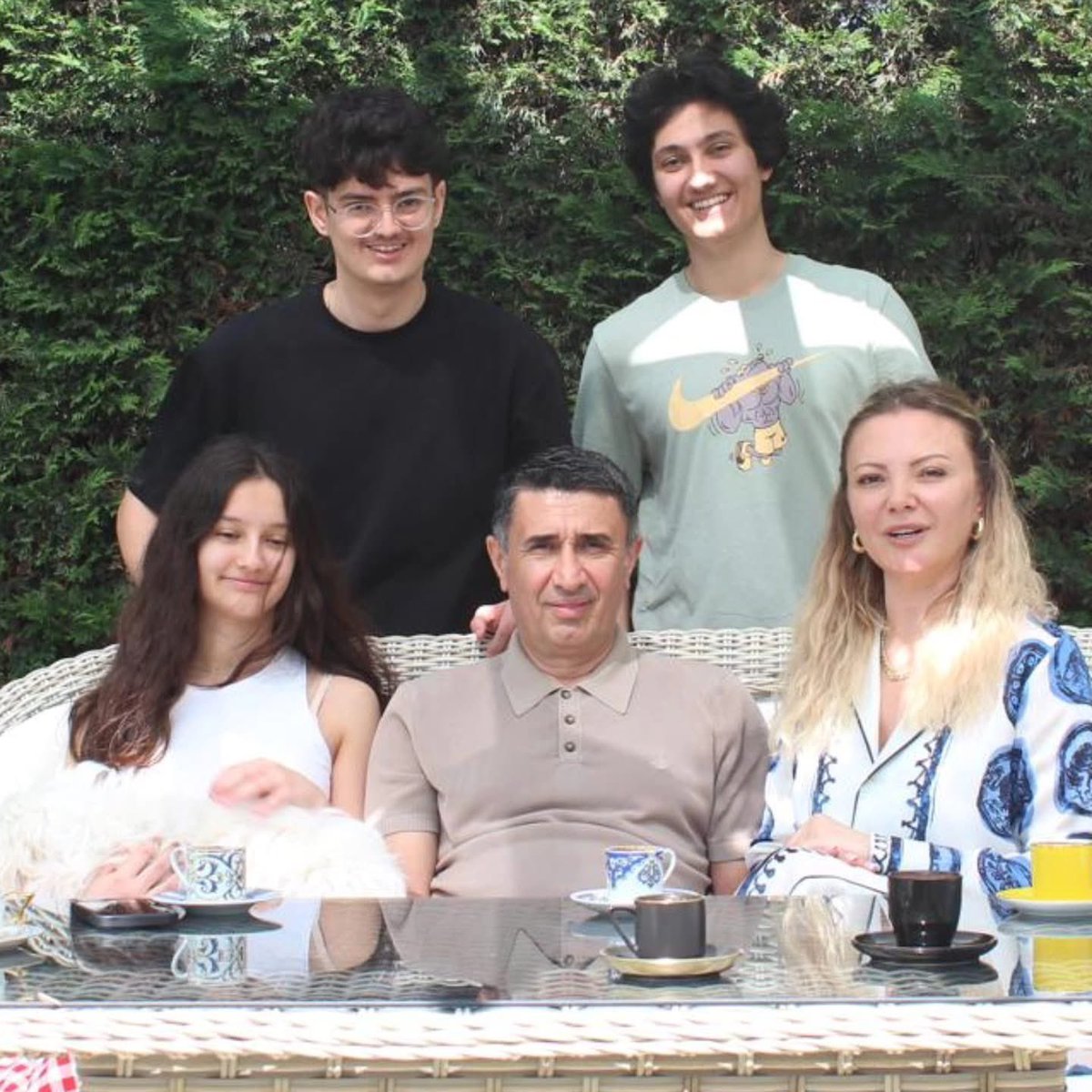 Baba olmak, bir ömür süren bir öğrenme süreci ve bizler, her gün çocuklarımızla yeniden büyüyor ve öğreniyoruz.

Evlatlarımızın yüzü hep gülsün, yürekleri hep sevgiyle dolsun.
Bugün, bu yolculukta aynı duyguları paylaştığım tüm babaların Babalar Günü kutlu olsun.