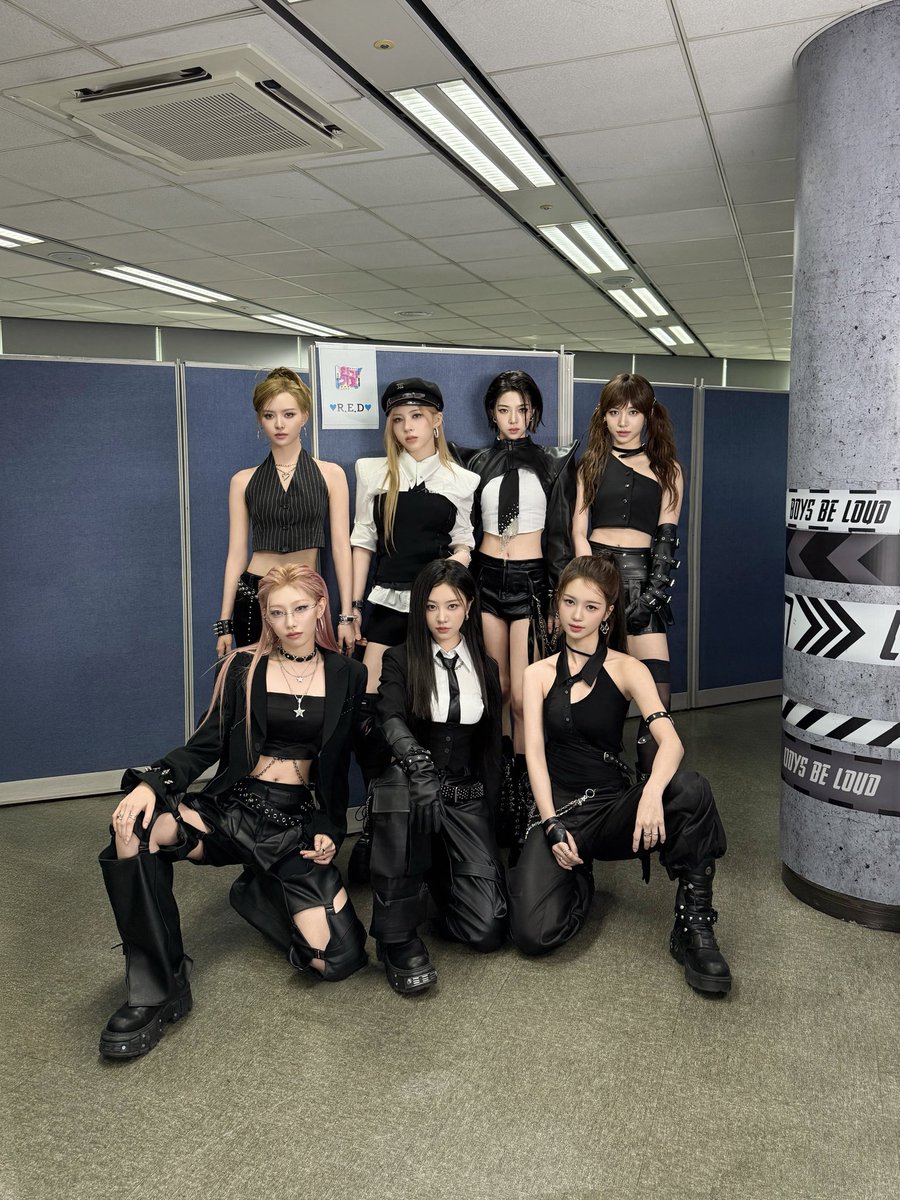 RED__SSS's tweet photo. Our overseas stage journey this week was fulfilling and joyful—each day brought fresh and exciting experiences.
On these brand-new stages, the seven of us grew together, building even stronger synergy with every performance.

Seeing our 小红包s moved us deeply. Whether you were there in person or cheering us on from afar, it’s your support that gives us the strength to keep going.

We’ll treasure this heartfelt love and carry it with us as we bring our passion to more stages around the world.
Please continue to look forward to R.E.D in the days to come! ❤️‍🔥

#RED #R_E_D
#DIAMONDS #RED_DIAMONDS