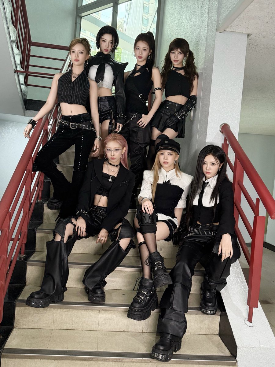 RED__SSS's tweet photo. Our overseas stage journey this week was fulfilling and joyful—each day brought fresh and exciting experiences.
On these brand-new stages, the seven of us grew together, building even stronger synergy with every performance.

Seeing our 小红包s moved us deeply. Whether you were there in person or cheering us on from afar, it’s your support that gives us the strength to keep going.

We’ll treasure this heartfelt love and carry it with us as we bring our passion to more stages around the world.
Please continue to look forward to R.E.D in the days to come! ❤️‍🔥

#RED #R_E_D
#DIAMONDS #RED_DIAMONDS