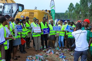 ClimatePostNews's tweet image. Who’s Filling Uganda With Plastic? A Closer Look From the Ground
Who is actually filling Uganda with plastic?
@Erickibalama_ reports
READ: climatepost.net/whos-filling-u…