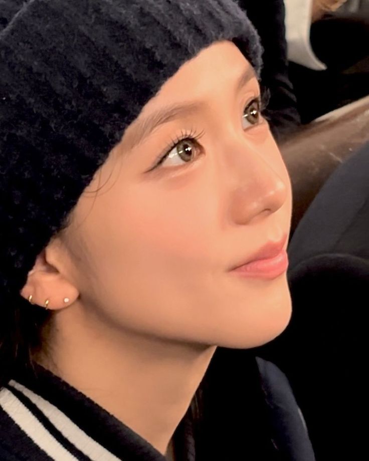 i love how jisoo's eyes are always attentive... i just don't know if i'll survive though 🫠