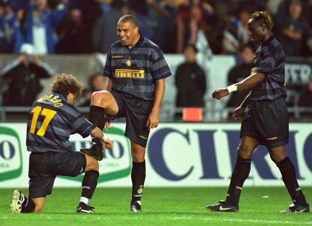 RetrOGFootball's tweet photo. Inter Milan '97-'98 third 🐍💥
#intermilan #intershirt #intermilanshirt #internazionale #interjersey #vintagefootballshirt #classicfootballshirt #retrofootballshirt #90sfootball #umbrofootball #umbroshirt #ronaldo9 #ronaldonazario #ilfenomeno #retroriginalfootball #seriealegend https://t.co/caCmw1jrNf