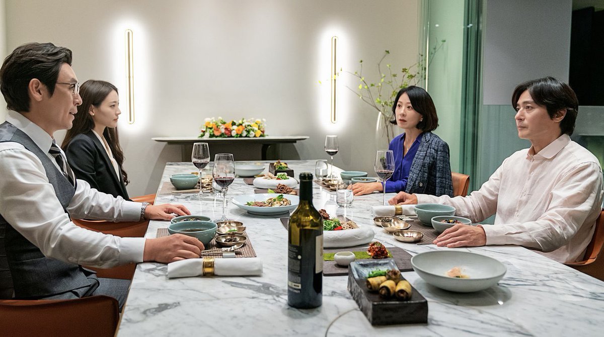 A normal family : Deux frères et leurs épouses issus de la bourgeoisie coréenne s’affrontent sur leur rapport à la justice, la parentalité et l’éthique sur fond d’affaires de meurtres. Thriller familial psychologique féroce et captivant réalisé avec élégance par Jin-Ho Hur