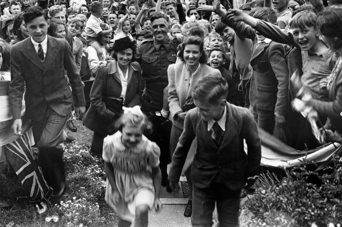 Happy Father's Day, everyone.

📷 Repatriated father of five, Corporal Frederick Phillips, aged 41, returns home to Hele, Torquay, in June 1944, on the third anniversary of his capture in Crete during WWII. His family and local villagers turned out to welcome him home. ©Mirrorpix