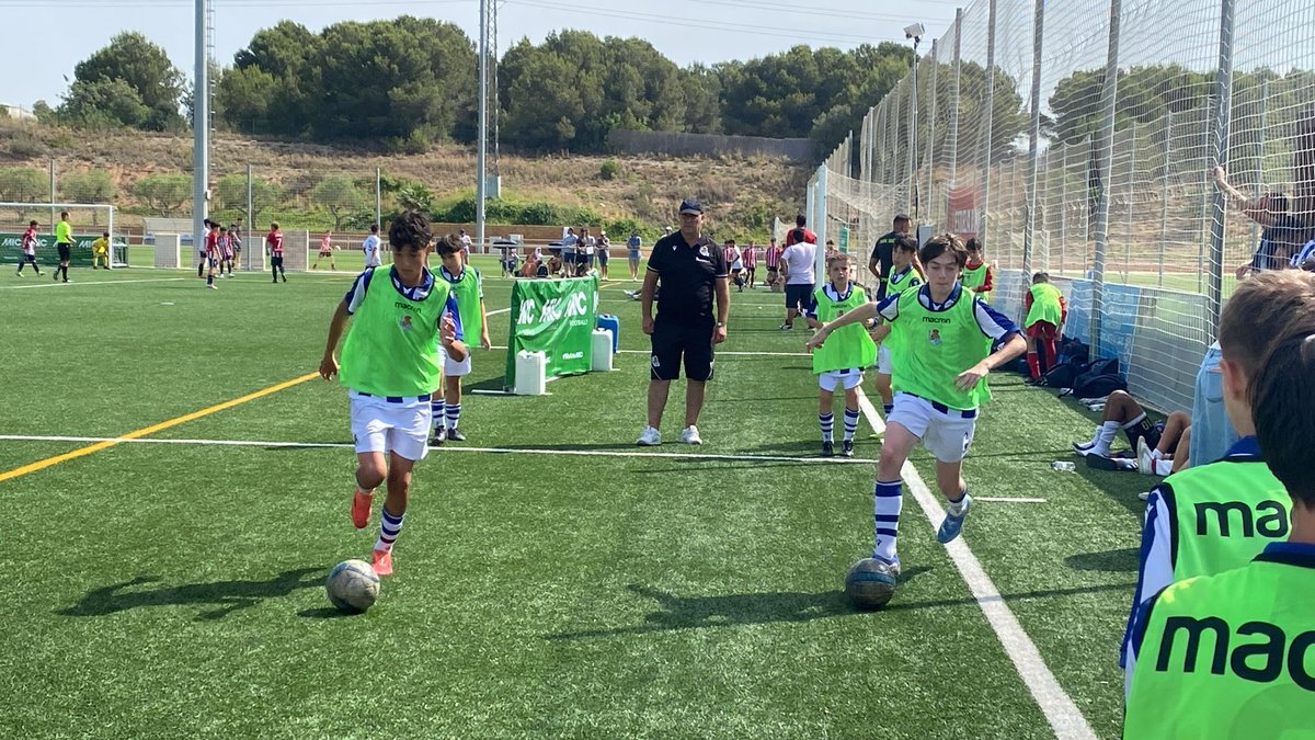 calasanzsoria's tweet photo. ¡👋🏻 Buenos días 🔵⚪️! Hoy es un día grande para los sorian@s, que esperamos disfrutéis al máximo. Y también lo es para nuestros alevines convocados por la @RealSociedad en el Torneo MIC, que a las 11:00 jugarán, en cuartos de final, el derbi contra el @AthleticClub. 
¡Vamos💙🤍! https://t.co/a2nSXUKeJZ