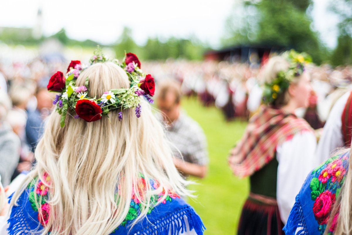 nordicexpo2025's tweet photo. 6月20日、北欧パビリオンではミッドサマー（夏至祭）を体験できる特別イベントを開催✨

📅 伝統音楽の生演奏＆ダンス
🕚 11:30〜12:00｜🕐 13:30〜14:00｜🕒 15:00〜15:30

🍽️ 当日はスペシャルフードも登場！
数量限定です！詳細は後日発表。お楽しみに。

🌙 夜はDJセットも！ https://t.co/l0ycFJtTPL