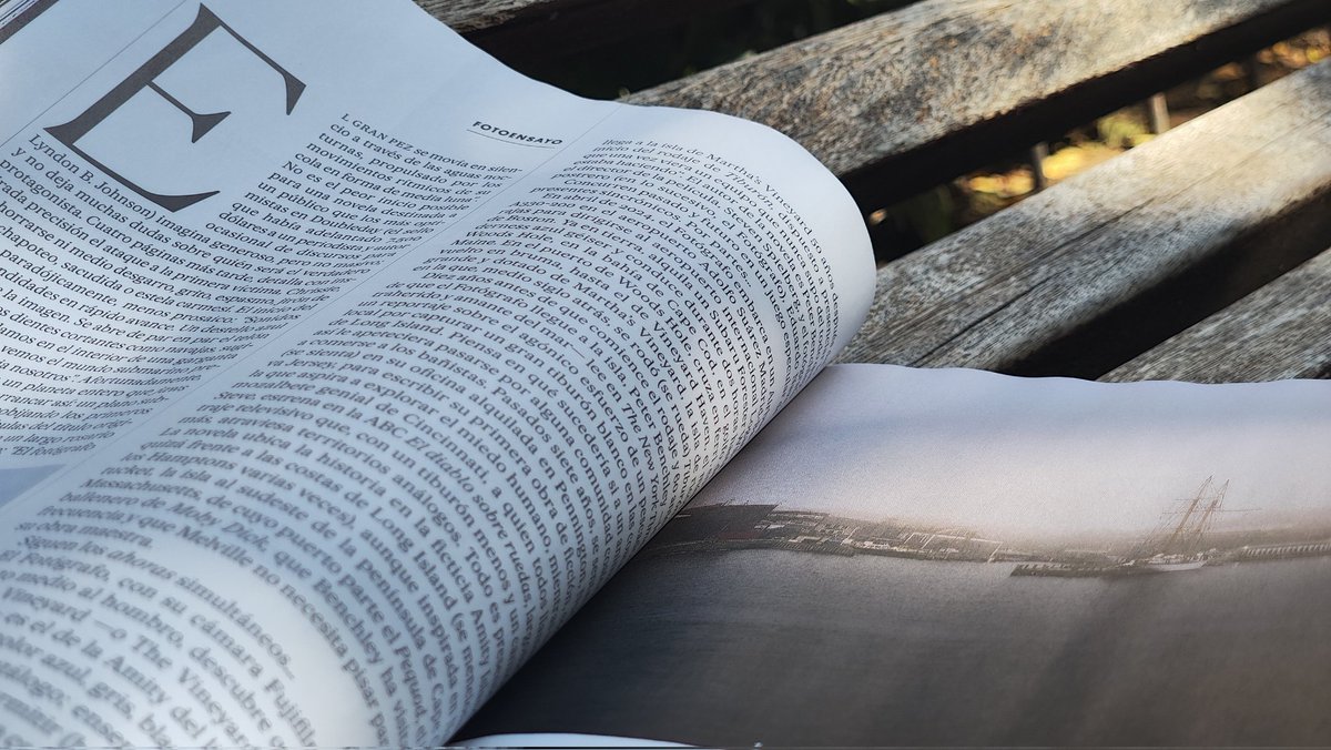 rodrigocortes's tweet photo. 50 años después de 'Tiburón', el fotógrafo Eduardo Nave viaja a Martha's Vineyard, la isla que se vistió de Amity. Pongo texto a su (gran) trabajo y propongo algunos ecos simultáneos en un reportaje internacional de diez páginas que en España publica hoy El País Semanal. 🦈 https://t.co/TJ7gzfyJVN