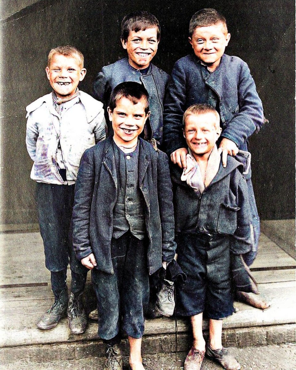 Children from Plaistow, London, in 1904.
