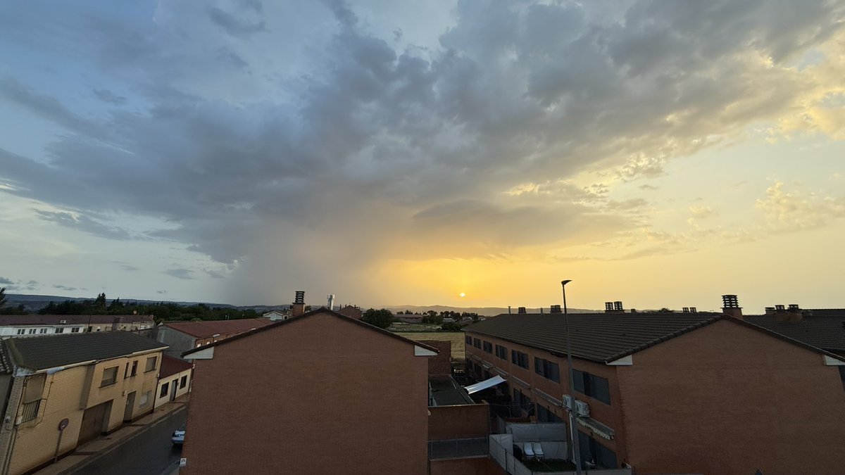 Mery_Royo's tweet photo. El despertar de este domingo, lluvia, granizada y un cielo precioso. 06:30h
#pinseque #tormentas
@eltiempo_atv @tiempobrasero @meteo_aragon @TIEMP0ZARAGOZA @Tormentas_ZGZ https://t.co/ZTYnlPFVKu