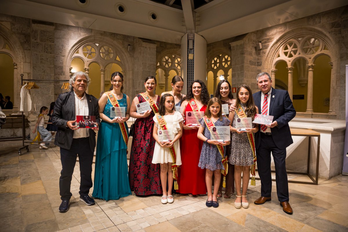 El pasado día 13 de junio, celebramos nuestros XLVIII aniversario en el que despedimos a la Corte 2024, homenajeamos a <a href="/BlusasBurgos/">Peñas de Burgos</a> por su 50º aniversario y entregamos la insignia de Oro a la <a href="/DipBurgos/">Diputación de Burgos</a> 
<a href="/cris_ayala_/">Cristina Ayala</a> <a href="/danidelarosa/">Daniel de la Rosa / ❤🤎</a> <a href="/FmtzAcitores/">Fernando Martínez - Acitores Puig</a> <a href="/artgiho/">artGiho.Ysl</a>