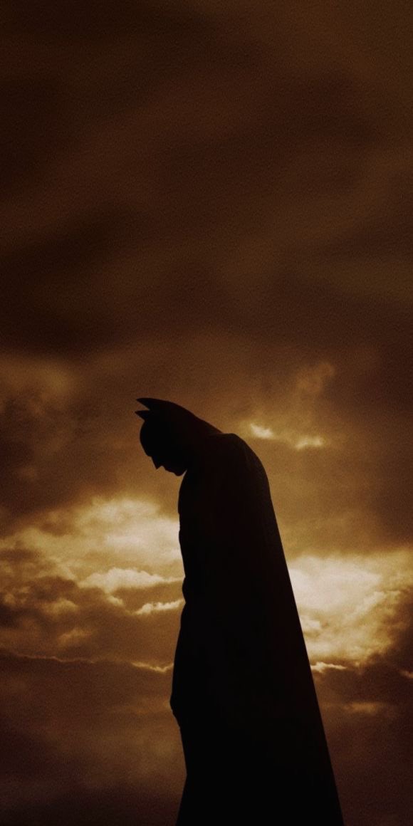 Hoy se cumplen 20 años del estreno en EEUU de la mejor película de origen de un superhéroe. Batman Begins devolvió la grandeza al Caballero Oscuro y redefinió el género. Un héroe nace del miedo y la voluntad. Nolan creó una leyenda. Bale, un mito 🦇