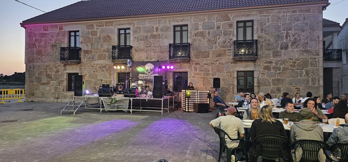 moa_pd's tweet photo. Unha estupenda festa fin de tempada con @clandesti_nos e disco móvil FABRIK.....Grazas a todos por vir...ahora a preparar a festa do 25 aniversario .....o próximo 19 de xullo....FORZA DEPOR https://t.co/eEhiiMjEWl