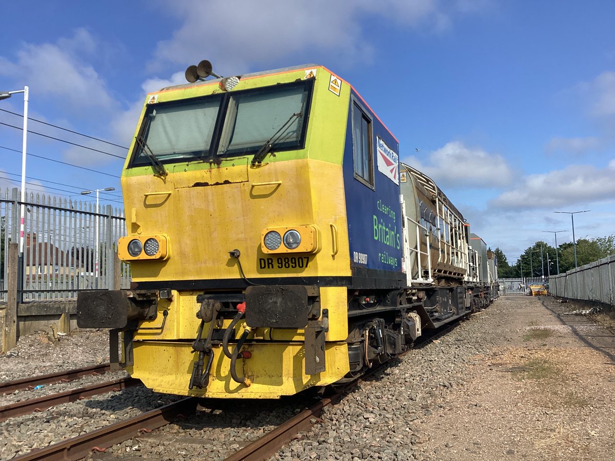 13milepost's tweet image. Nice day for a bit of weed spraying #3Z17 #TrackTeam 🚧🦺 #Windhoff Weekends    MPV  Squadron  🚿