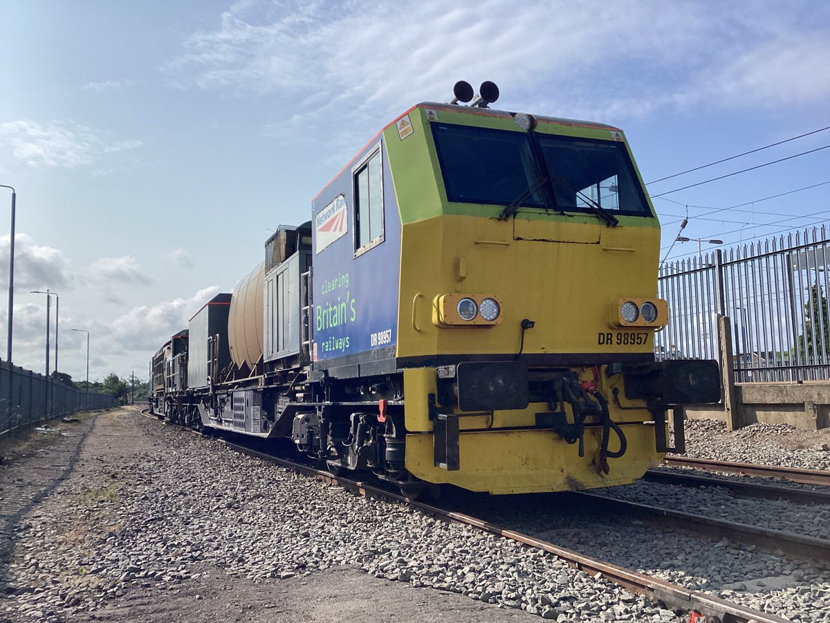 13milepost's tweet image. Nice day for a bit of weed spraying #3Z17 #TrackTeam 🚧🦺 #Windhoff Weekends    MPV  Squadron  🚿