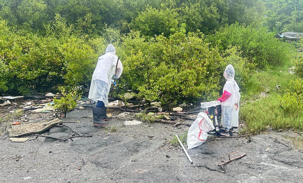 dharmeshbarai's tweet photo. Week 252 #MangrovesCleanupDrive
We request every citizen:
Don’t litter. Use a dustbin. Be a protector.
Every irresponsible littering leads to ocean pollution and loss of millions aquatic life.
Stop littering. Start picking up.
#CoastalCleanup
@MangroveForest @ParveenKaswan https://t.co/bOTysBWNt8