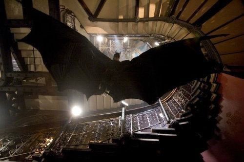 No me cansaré de decirlo:
La mejor película de origen de un personaje de cómics.
Opacada por su sucesora, pero que tiene una fuerza, una humanidad y una construcción de héroe que muy pocos han logrado igualar. 
Don Christopher Nolan ❤️