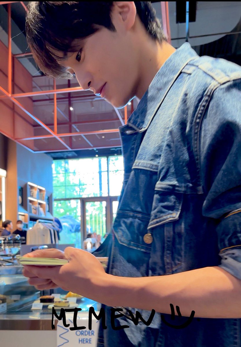 8LEEMARK's tweet photo. 커헠 https://t.co/Y7h23xs0M7