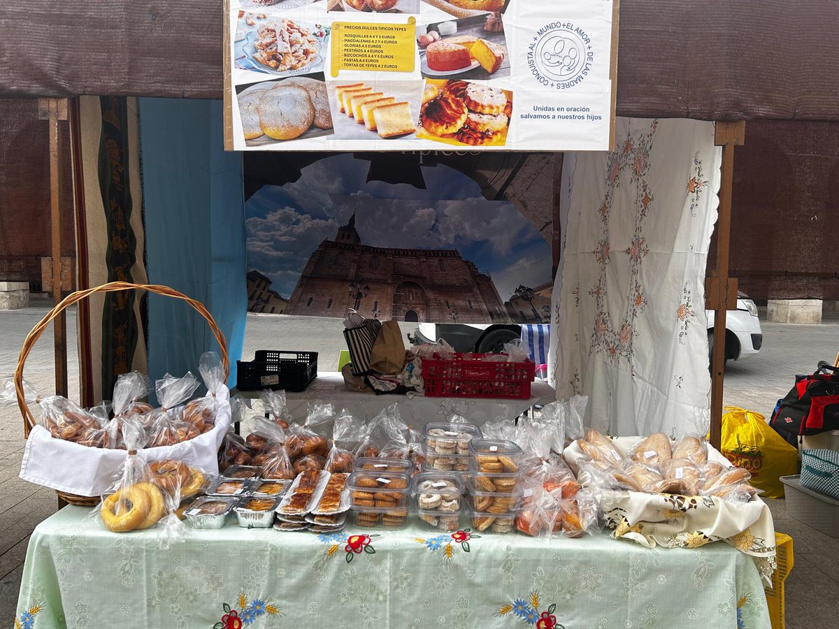En las Jornadas Calderonianas de #Yepes no dejes de pasar por el puesto de dulces que hay en la Plaza Mayor en favor de nuestra Colegiata gracias a los Grupos de Oración de Madres!!