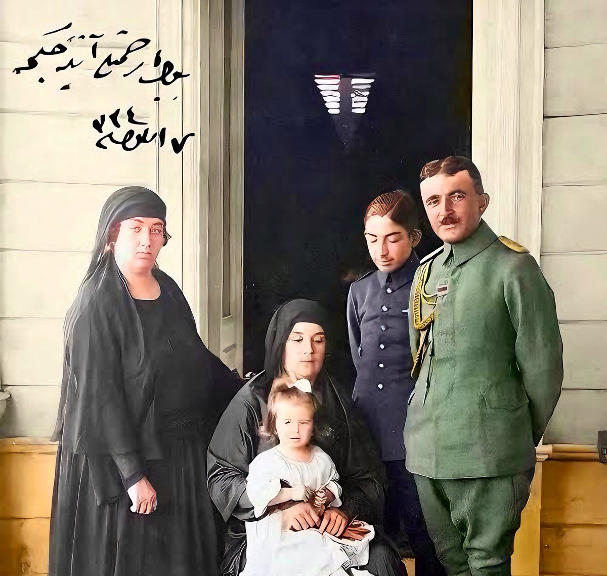 kulaguhan's tweet photo. Herkes sıcak aile fotoğraflarında gülümserken, Atatürk hep yalnızdı.

Yetim kalmış Türk milletine baba oldun… Babalar Günün kutlu olsun! https://t.co/bbWAQHpFqd