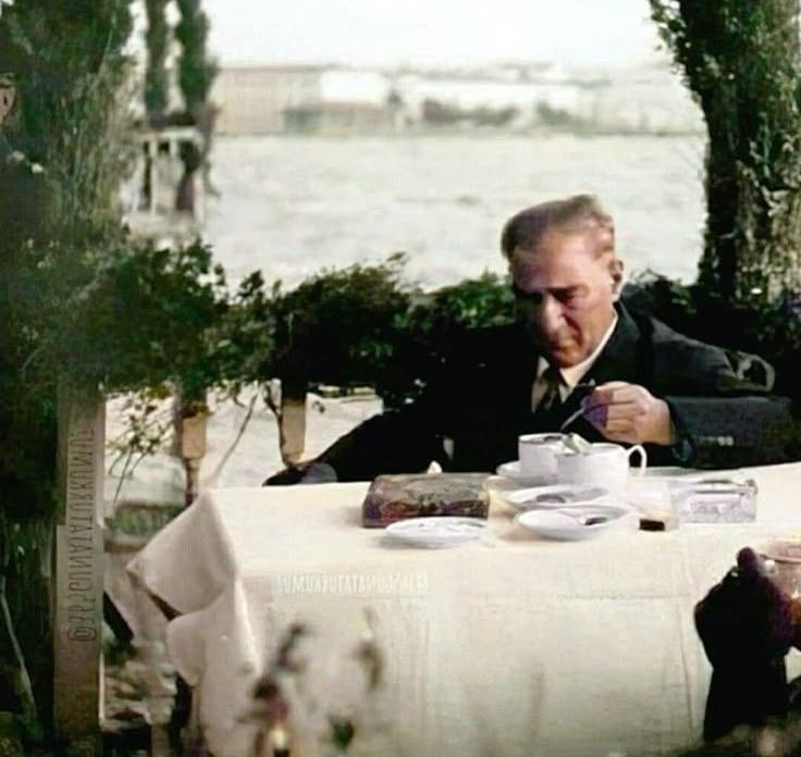 Herkes sıcak aile fotoğraflarında gülümserken, Atatürk hep yalnızdı.

Yetim kalmış Türk milletine baba oldun… Babalar Günün kutlu olsun!