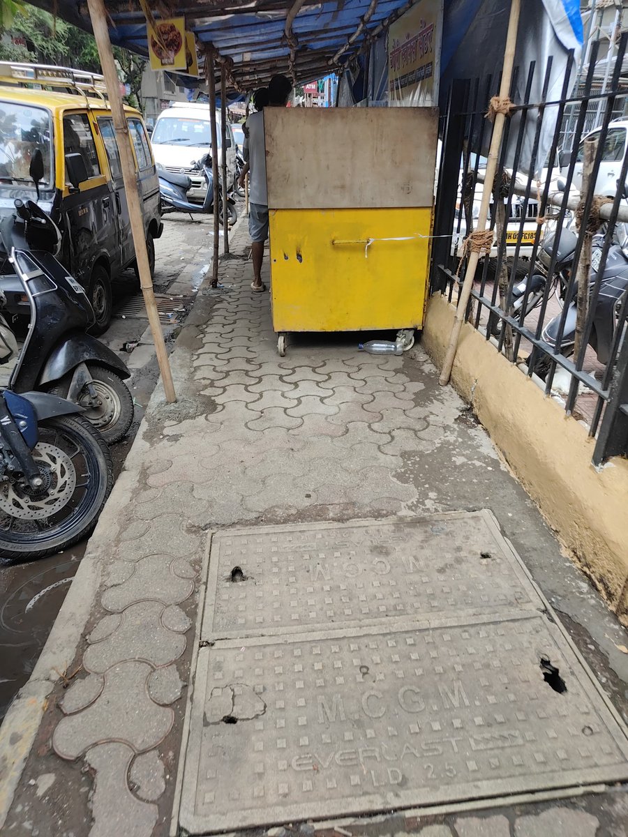 Rohitkumar49372's tweet photo. Illegal shop started on foothpath there is no place plus parking zone  no place to walk dangerous for people safety @mybmcWardKE @MTPHereToHelp @MumbaiPolice @Mumbaifire9999 @CMOMaharashtra @mieknathshinde https://t.co/DtFD7mJiQF