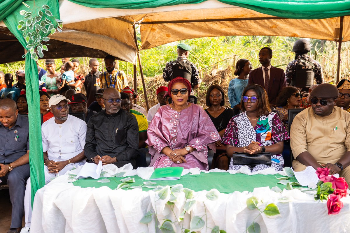 PriscillaOtti's tweet image. I had the distinct honour to commission projects executed by Hon. Ginger Onwusibe, representing Isialangwa North and South Federal Constituency at the House of Representatives.
These facilities - Umuojima Primary School, Agah Primary School, Okporoahaba Secondary School, Ovorji…