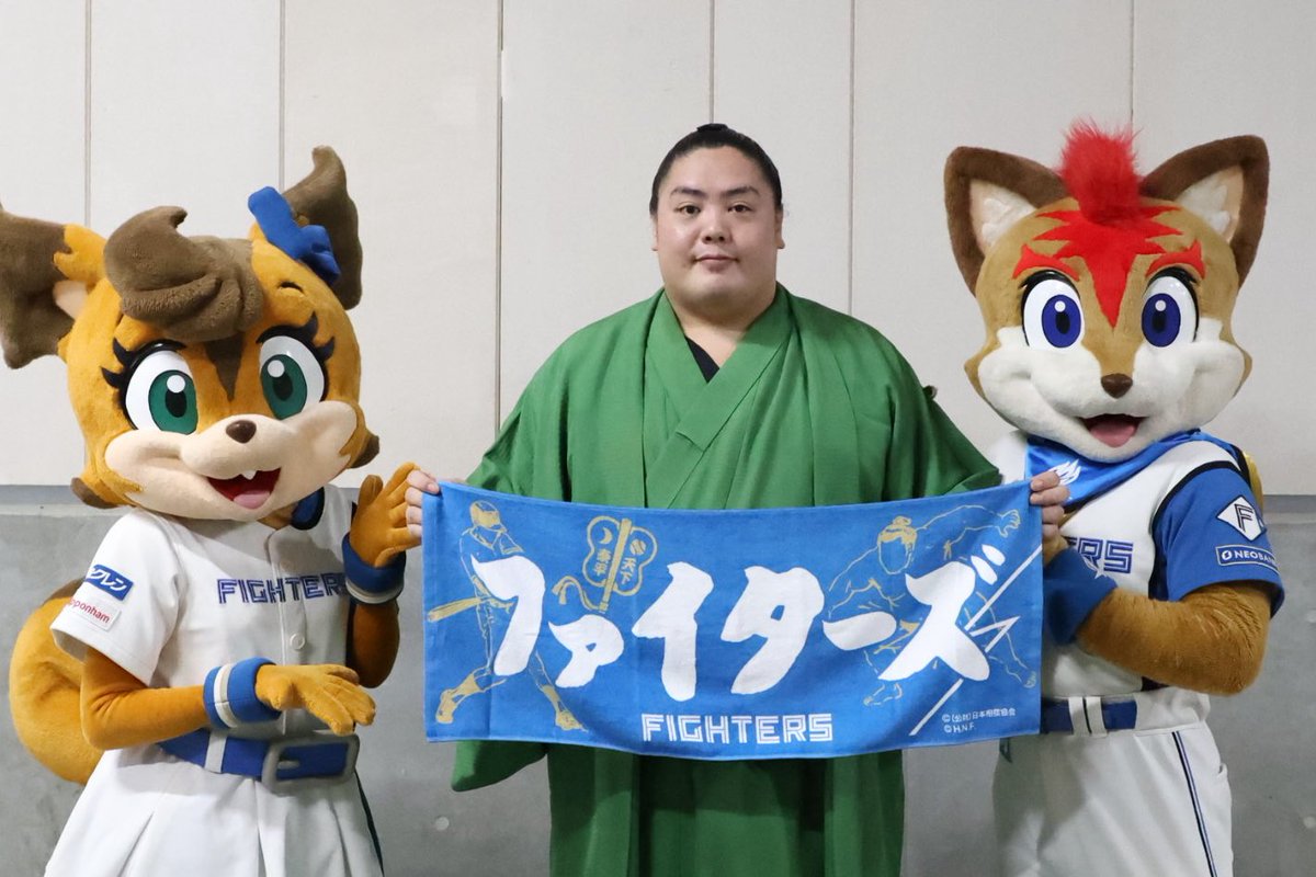 ＜パ・リーグ×大相撲＞
最後には抽選で当たった方々とハイタッチ。
マスコットのフレップくんとポリーちゃんと記念撮影しました。

#sumo #相撲 #lovefighters
#エスコンフィールド場所
