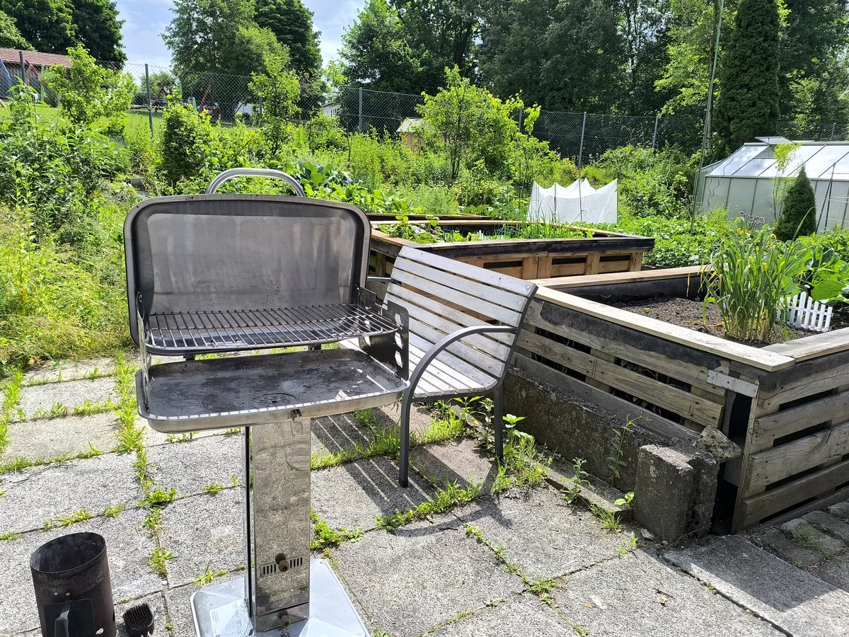 Heute ist Grillen im #Garten angesagt. Es gibt Fleisch und Würste.