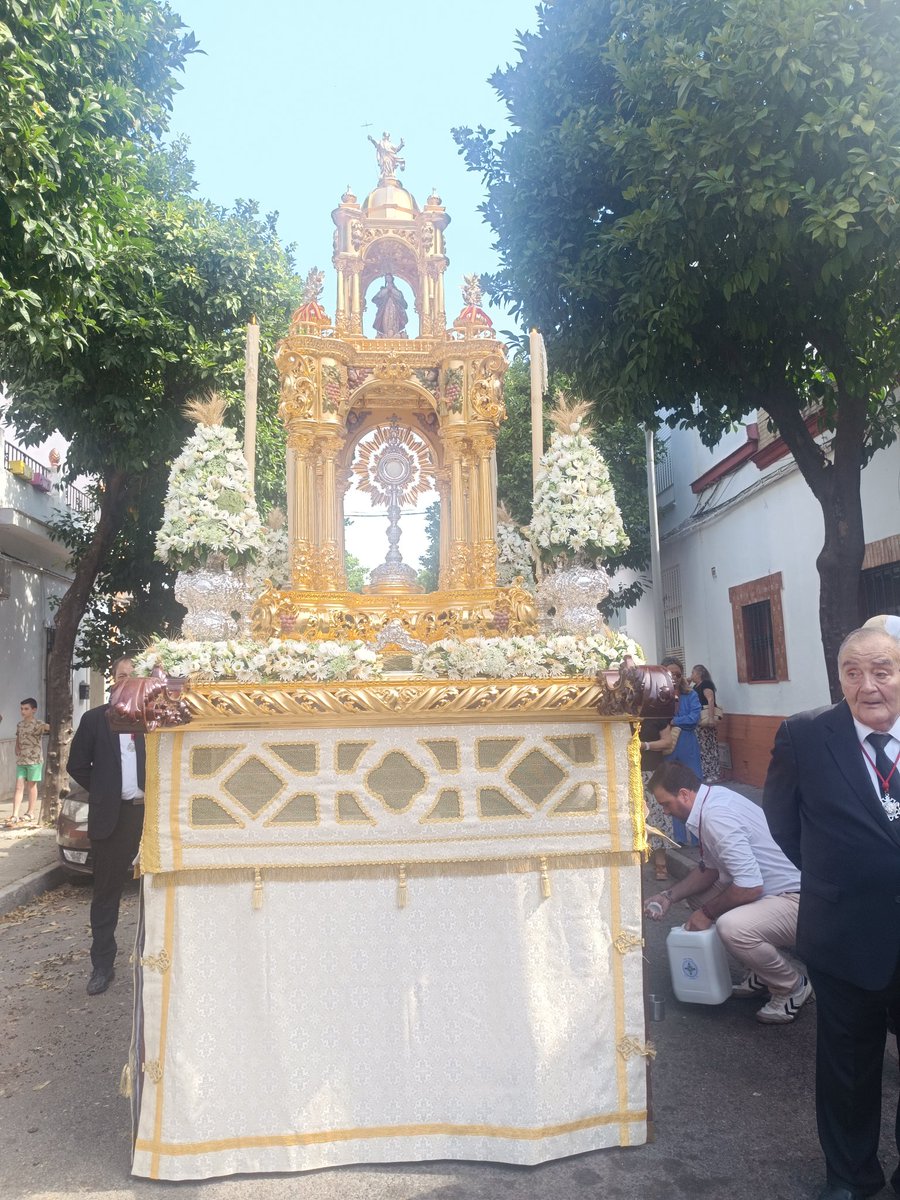 Dios por las calles del Barrio León.