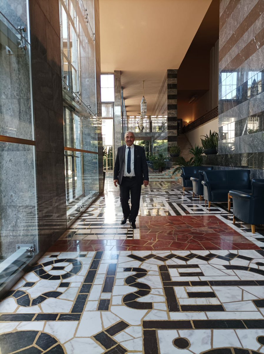 Baba, aydınlığın pusulasıdır. Sevgisi huzur, desteği güç, yokluğu dinmeyen bir sızıdır.

Başta evladını vatan uğruna toprağa veren şehitlerimizin kıymetli babaları olmak üzere gazilerimizin babalarını hürmetle anıyorum.
Babalar Günü’nü Kutluyorum.🇹🇷