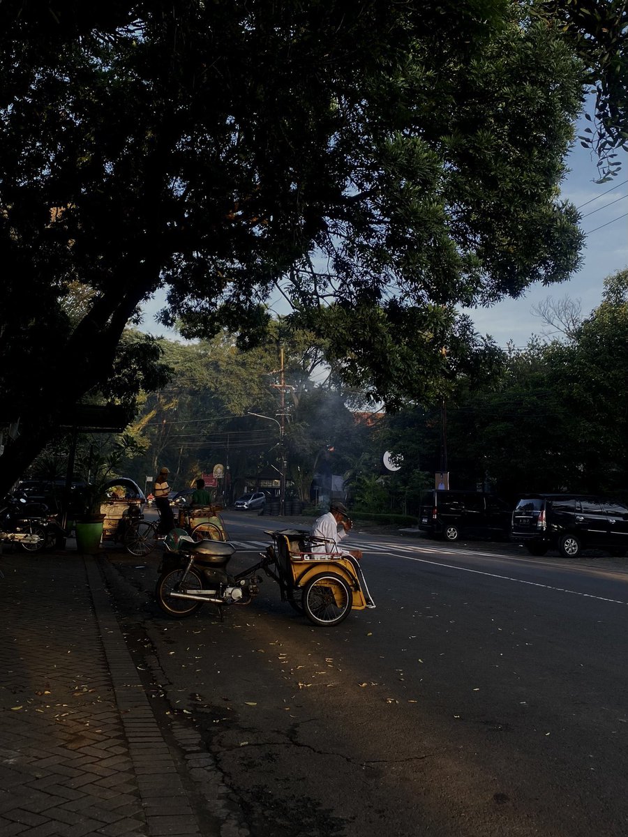 kalau suasana hati sedang buruk, yang selalu dilakukan adalah jalan kaki. setiap langkah seperti mengembalikan sedikit demi sedikit rasa kendali.

i'm still capable of moving forward, even when everything else feels stuck.