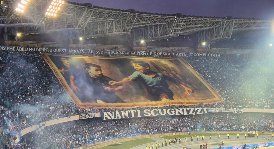 Hace unas semanas el Napoli ganó su 4° Scudetto. En el partido decisivo desplegaron este tifo con el mensaje: "Avanti Scugnizzi".

Los "Scugnizzi", muchachos de la calle en dialecto napolitano, pasaron a ser parte de la resistencia contra los nazis en Napoli.

Va breve hilo🧵 ⬇️:
