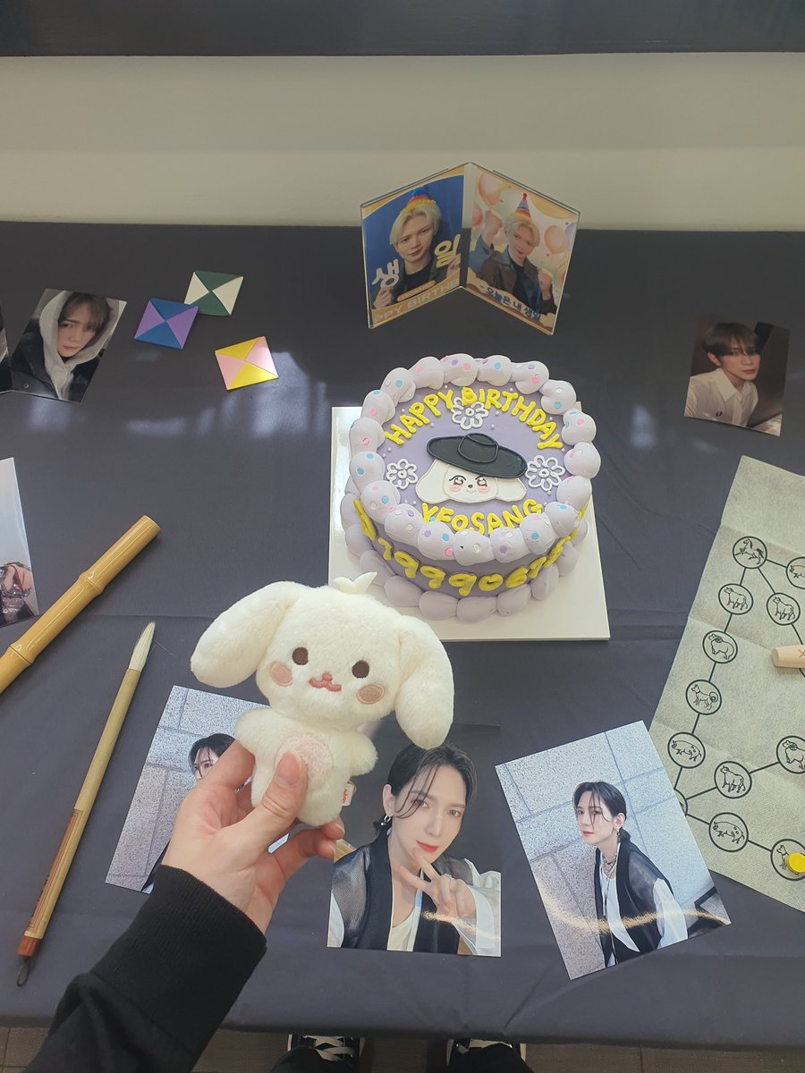 ell_1024's tweet photo. 오늘 처음으로 도착��었던 여상이 생일카페! 여기저기 예쁘게 잘 꾸며져있어서 좋았어요 :)
#헤헷선비탄신일축하드리옵니다
#HappyBirthday_Hehet_Seonbi
#여상 #YEOSANG #ヨサン #ATEEZ https://t.co/0eerRsjgWc