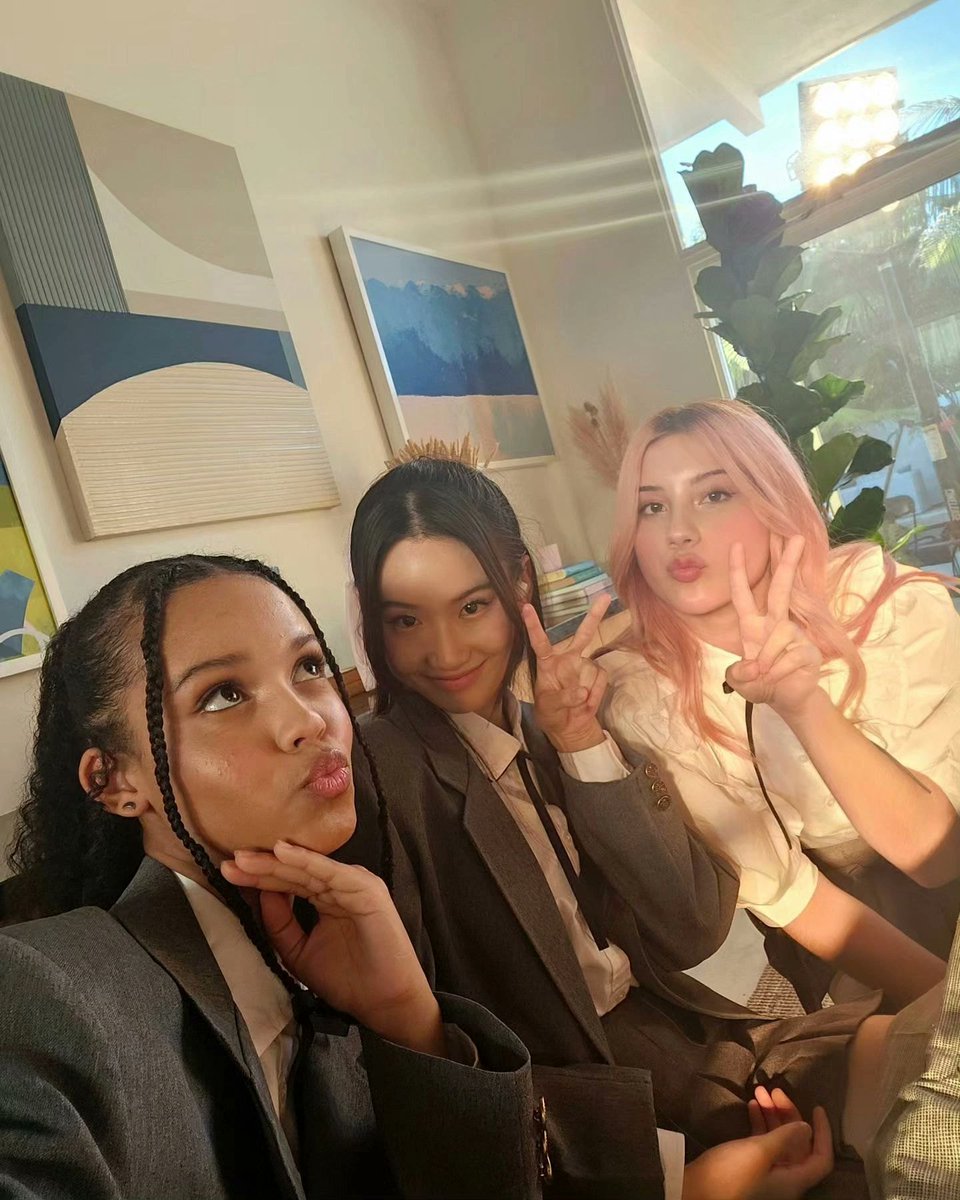 kittenvers's tweet image. la de 𝑐hambear no me la sé pero sí estar al pendiente de la #𝔏u𝑙𝐢e𝕥te·愛ーʼ𝔖tōr𝕪 (＃ ＞ ＜)♡ y como verán estoy acompañada de dos cabezas pelinegras que también andan de chillonas luego de tanto #𝟒장ː𝔜e͟oʼ𝕨oo𝚢a, ¿se nota lo 𝑓ans que somos? 🗣 

äng𝕖l ༚༅ ׂ ִ #𝕔am 📽