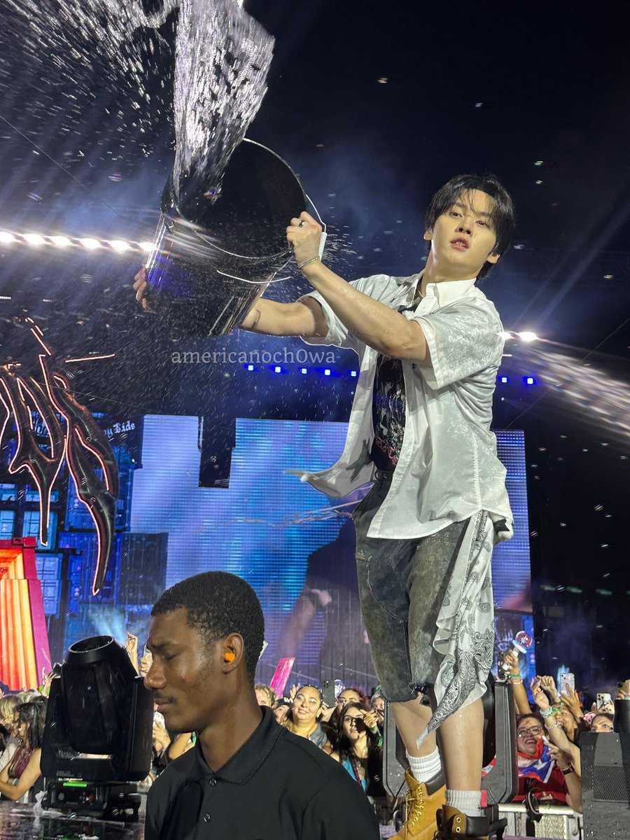 babyleeknow_'s tweet photo. can't believe he looks so adorable while menacingly  drowning his fans <3 such an angel baby https://t.co/lcrH1o1Cuk