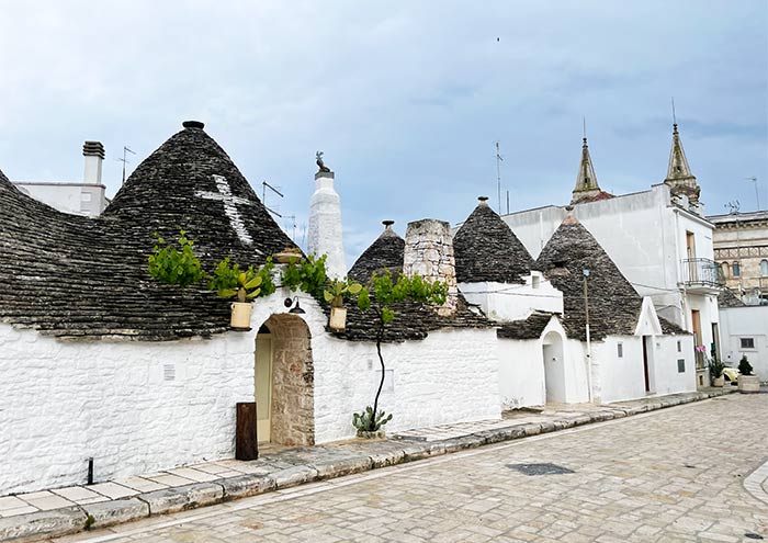 #NUEVO 🏠 ¿Te suenan esas casas cónicas tan "raras" y a la vez tan bonitas de #Italia?

✨ Son "trullos" y están en #Alberobello, un lugar de cuento en el sur del país.

📍 Aquí tienes mi guía personal para no perderte nada 👉🏻 bit.ly/AlberoTrulli