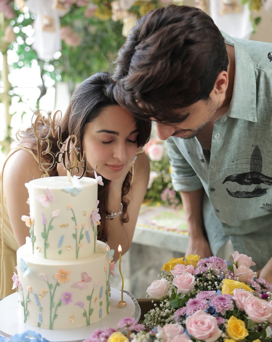 BangaloreTimes1's tweet photo. #KiaraAdvani wished dad-to-be #SidharthMalhotra happy #fathersday. She wrote, "My husband, who’s about to become a dad, I already know our child is the luckiest💛🥰
#fathersday #sidkiara #fathertobe #newparents #bollywoodcouple #instapost https://t.co/FXHdBgogqa