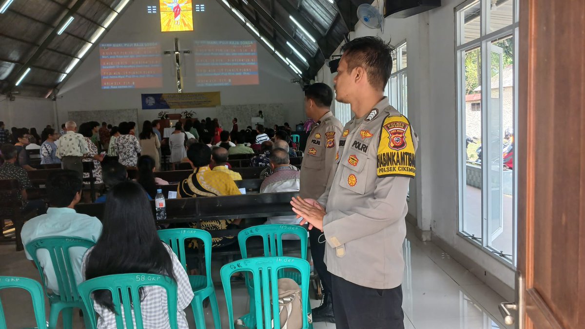 PCikembar's tweet photo. Personil Polsek Cikembar Aipda Andri Chandra di dampingi Bripka Deden melaksanakan pengamanan giat peribadahan atau kebaktian di Gereja GKP(Gereja Kristen Pasundan) Kec.Cikembar,Kab.Sukabumi.
https://t.co/LHfZkDG96D https://t.co/zyCtiUGs3q