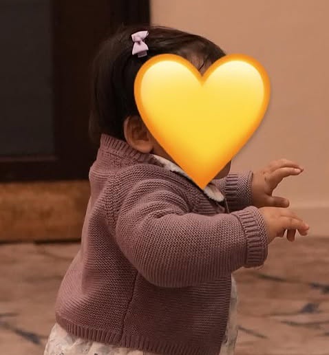 varun_ki_madhu's tweet photo. she surprised him lol look at his reaction this is so cute stop 🎀😭 https://t.co/Q8OXwa6O1T