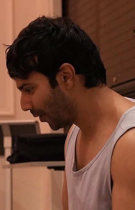 she surprised him lol look at his reaction this is so cute stop 🎀😭