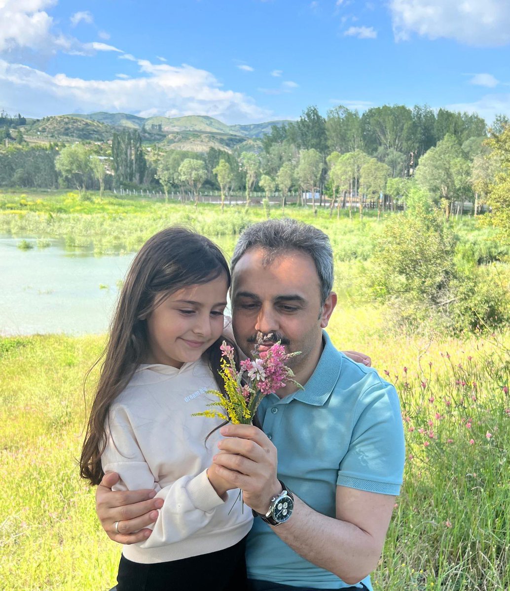 Çocuğunun ardında dağ gibi duran, 
gölgesiyle bile ona güven veren, varlığına her gün dua edilen babalarımızın BABALAR GÜNÜ kutlu olsun.