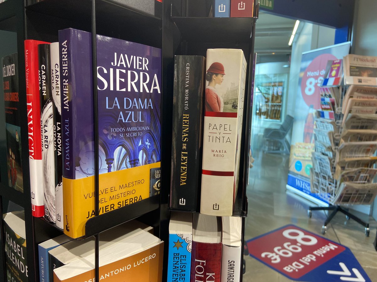 Javier__Sierra's tweet photo. Me sigue fascinando encontrar mi primera novela en las librerías. Y cuando es en un aeropuerto, el asombro se multiplica. Es la historia de una mujer del XVII que podía cruzar el Atlántico a la velocidad del pensamiento… #LaDamaAzul volaba mejor que nosotros en el siglo XXI 🙂 https://t.co/XaGKMzBDLA