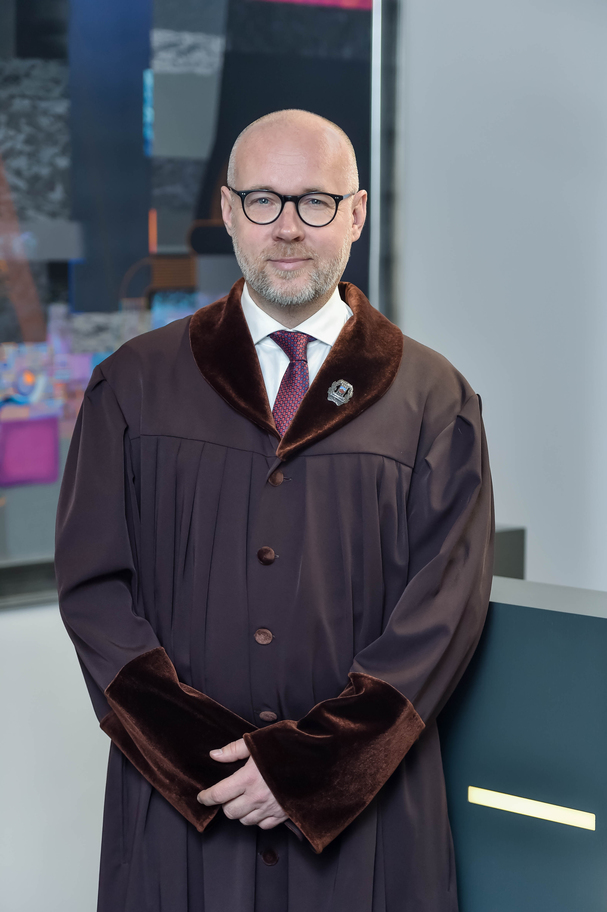 Jau 25 gadi zvērināta advokāta profesijā! 
Sveicam mūsu kolēģi, biroja <a href="/cers_jurkans/">CersJurkāns</a> dibinātāju un partneri, zvērinātu advokātu <a href="/OlavsCers/">Olavs Cers</a>, kurš tieši pirms 25 gadiem šajā datumā kļuva par pilntiesīgu <a href="/advokaturaLV_/">advokaturaLV</a> biedru! 

Vēlam izturību, enerģiju un aizrautību arī turpmāk!