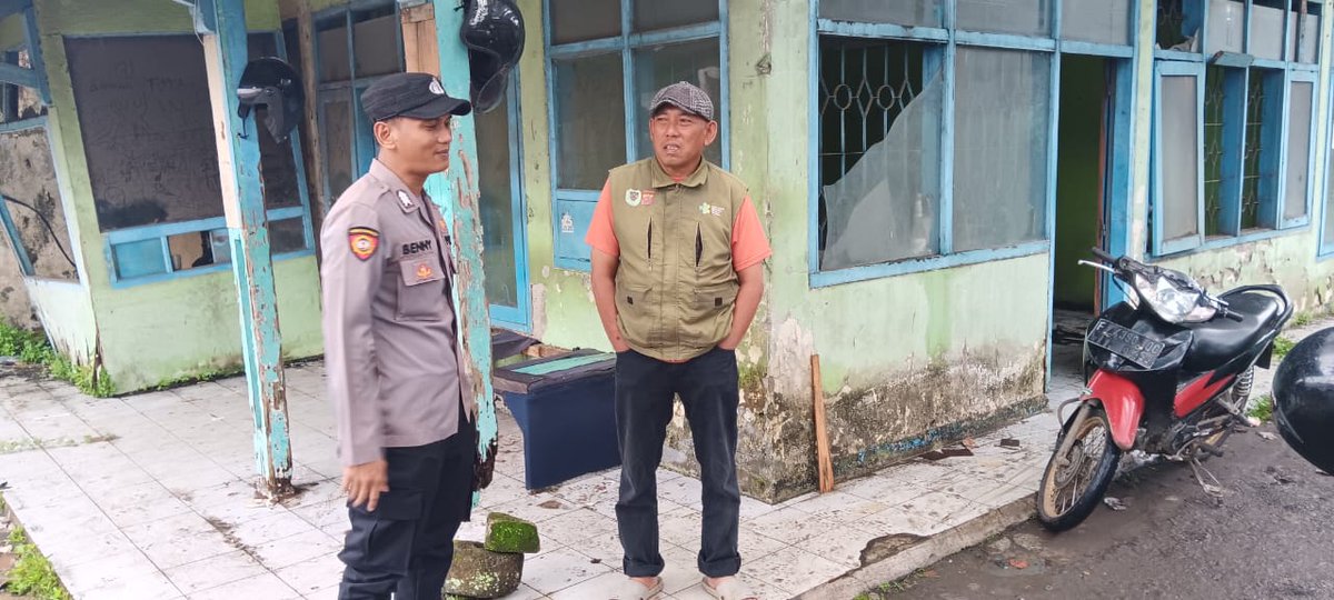 PCikembar's tweet photo. Personil Polsek Cikembar melaksanakan giat rutin Patroli Dialogis ke lingkungan warga masyarakat di sekitar wilayah Cikembar.
https://t.co/DE8iKwFIWb https://t.co/Kk5L3oFiey