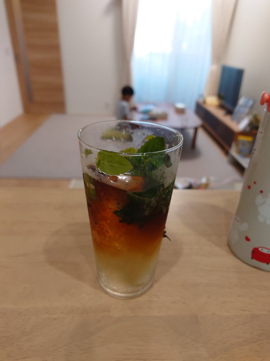 お家のイエルバブエナが元気に茂ってきたので風呂上がりに、たっぷりのフレッシュミントを使ってモヒートを。
途中で味変で、コーヒー追加。
んまんま
奥さんには何でもコーヒー入れるマンと笑われます（笑）

#おうちカフェ 
#おうちコーヒー 
#おうちバー