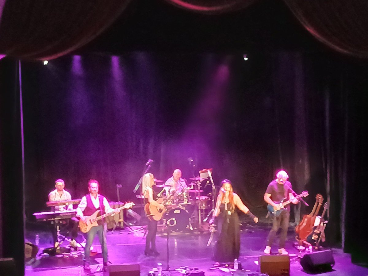 A nice way to finish of the weekend. Mac Fleetwood. One of Europes leading Fleetwood Mac Tribute bands. Give the band credit, they sounded very ealistic, covered Fleetwood Macs reptoir from 60 to 80's adn did this over 21/2 hours. One enjoyable night.