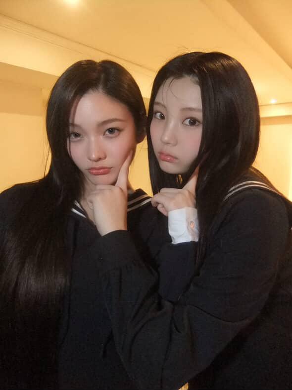 [PHOTO]

Karena ini hari Minggu, Photodump 💣
— #MOKA &amp; #IROHA 

#ILLIT #아일릿 #IROHA #이로하