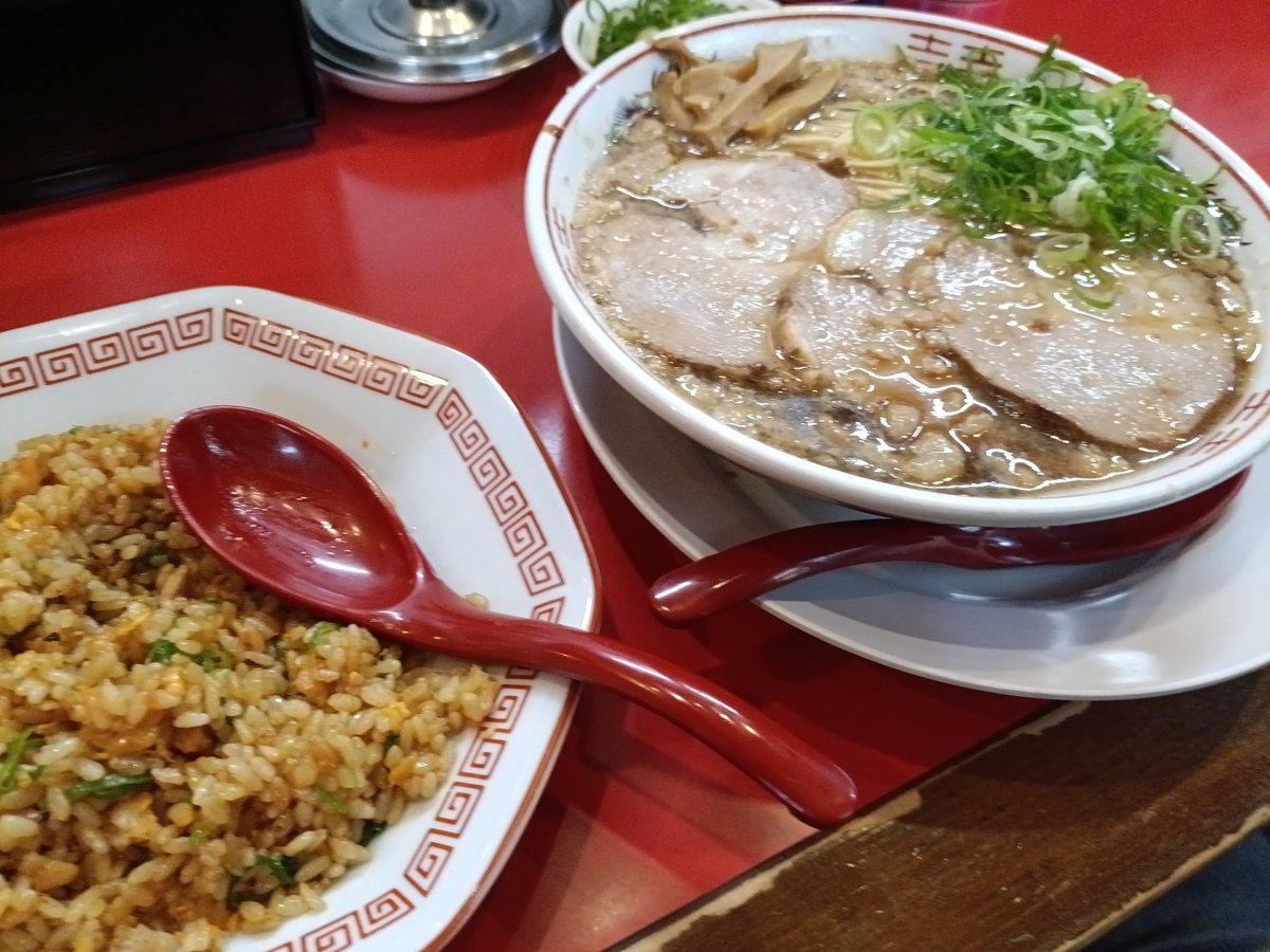 新規開拓
久しぶりのポスト笑
人気店なだけあってThe中華そば普通に美味かった...
あとチャーハン良き
美味でした