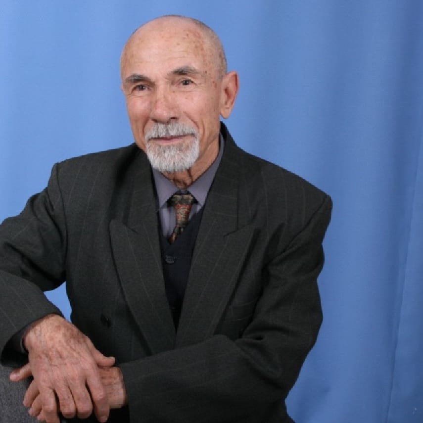 Июнь, 6 родился Пушкин, великий РУССКИЙ, 
9 родился ВЕЛИКИЙ Пётр Первый, 
вчера 14 родился мой любимец, киношный индеец, Гойко Митич, 
а сегодня 15 моя личность, простой нормальный, душа поет, а голове своей, которая в порядке, ей руками помогал и продолжаю, потому и счастлив !